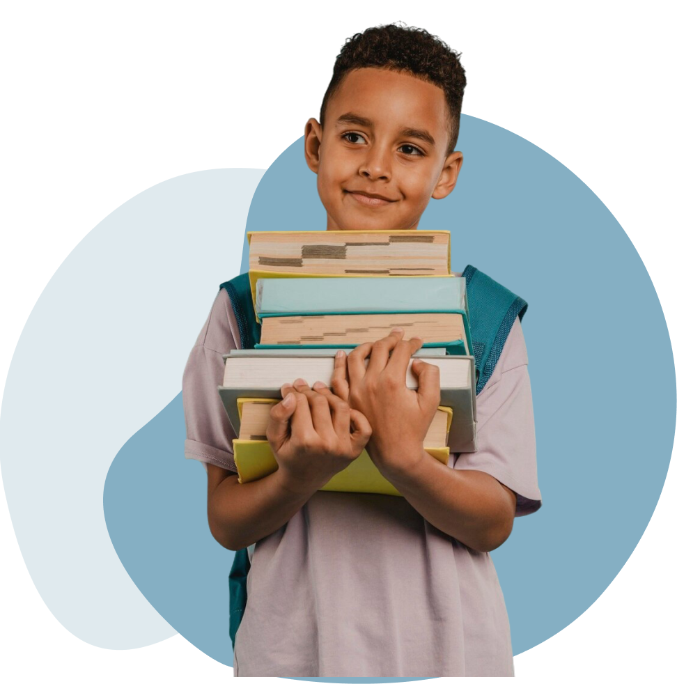 menino segurando livros